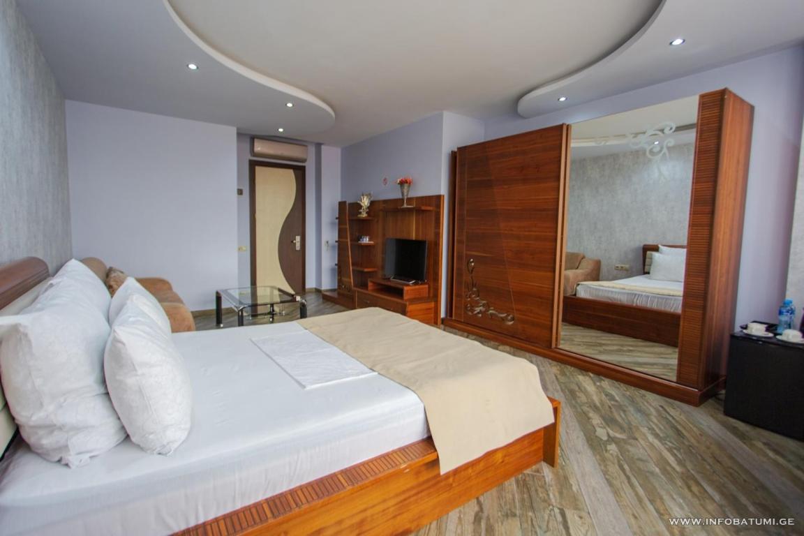 Hotel Light Palace Batumi Exterior photo