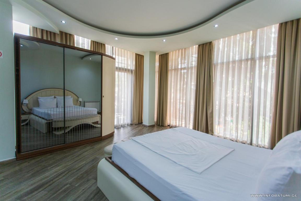 Hotel Light Palace Batumi Exterior photo
